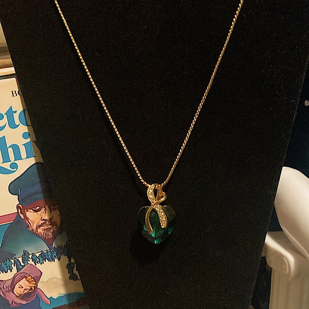 Vintage Goldtone snake chain necklace with emerald green rhinestone pendant.